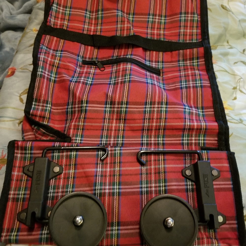 Tote on wheels